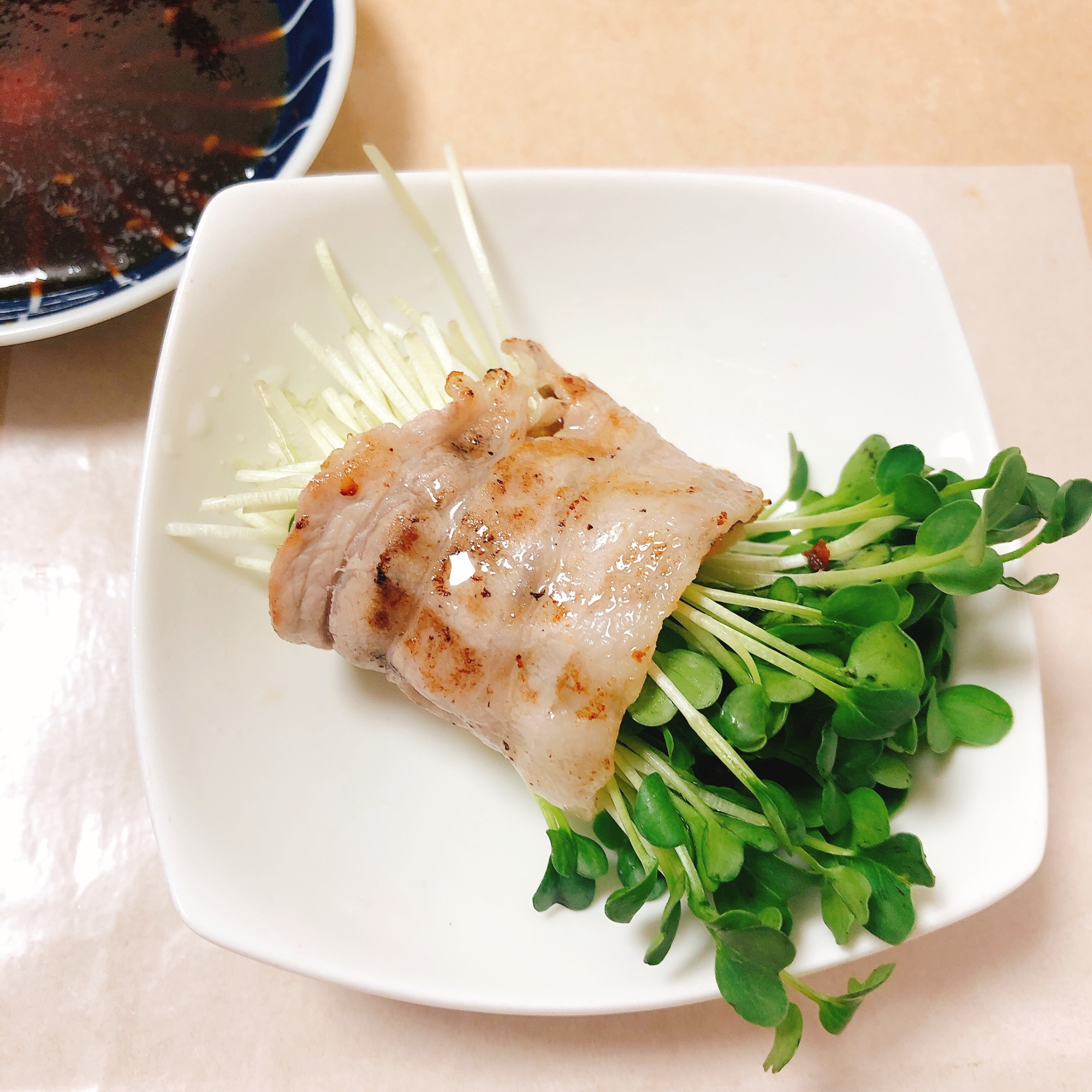 焼き肉で貝割れ大根巻きෆ˚*