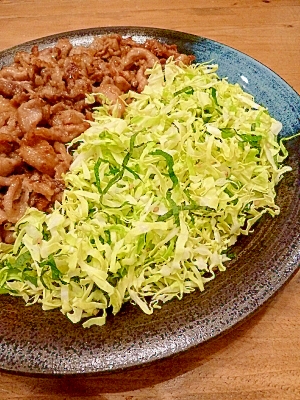 付け合せのキャベツには大葉とゴマを！