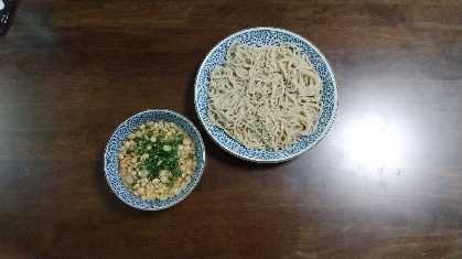 冷たいお蕎麦に温かいおつゆが大好きで、鴨せいろ等をよく食べます。これも、手軽で大変美味しかったです。また、作ります。写真のお蕎麦は手打ちの二八です。