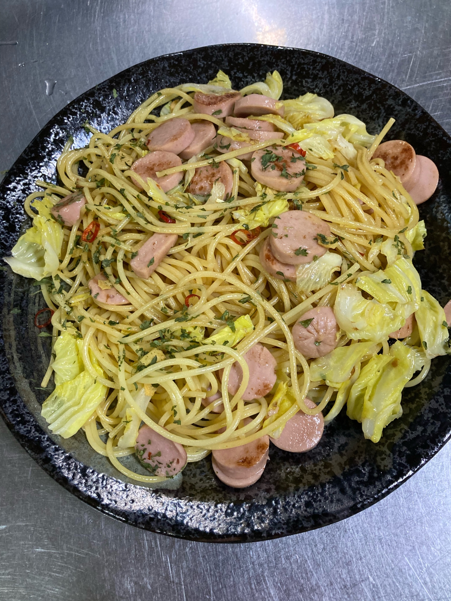 魚肉ソーセージとキャベツのペペロンチーノ
