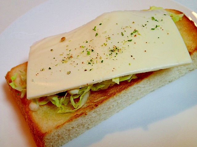 千切り白菜とスライスチーズのフレッシュトースト