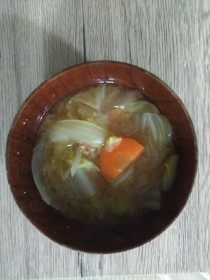 白菜・人参・玉ねぎ・椎茸のお味噌汁☆