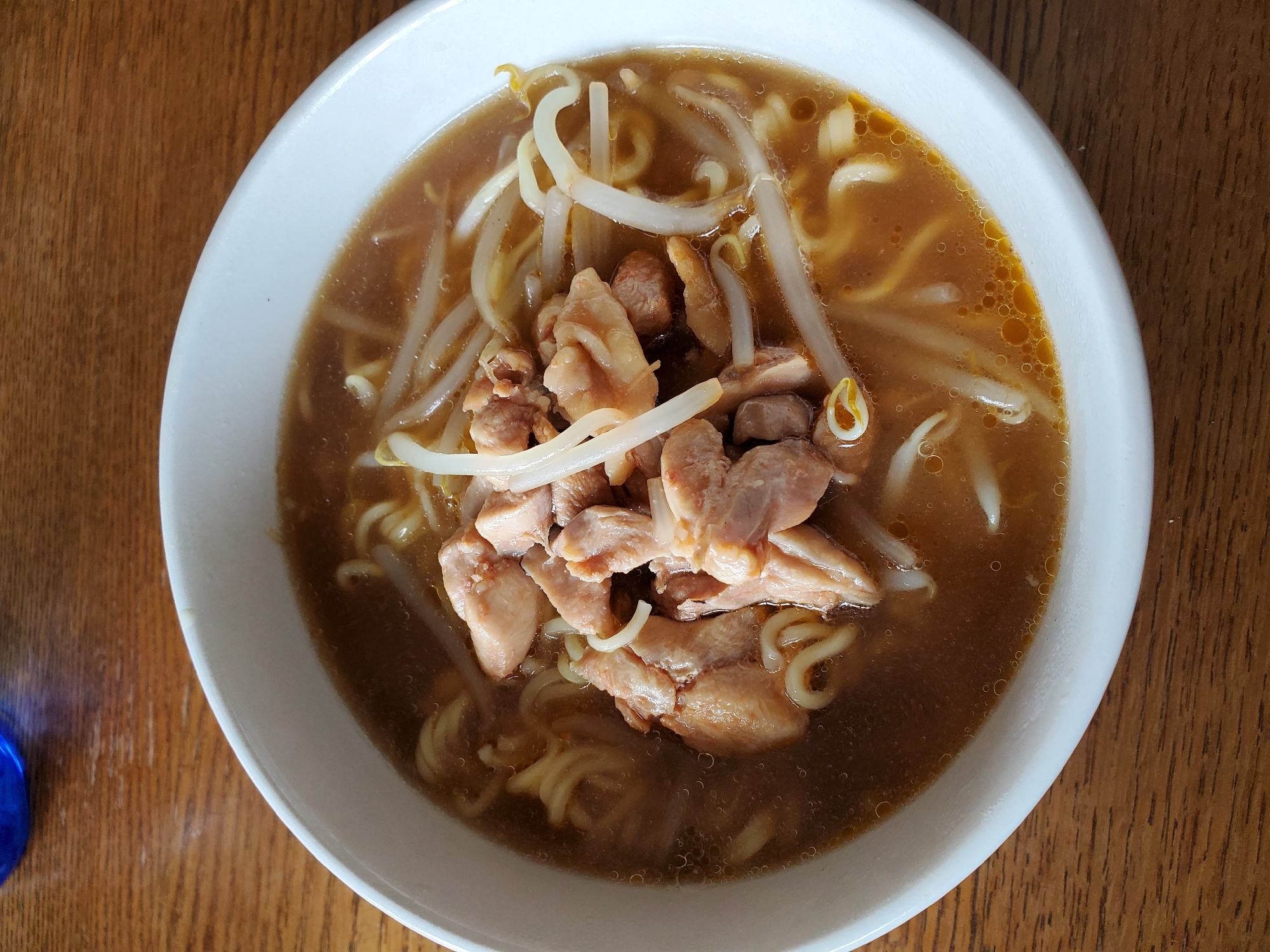 もやしと鶏もも肉のラーメン