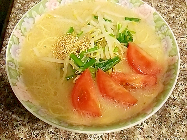 もやしとニラのトマトラーメン