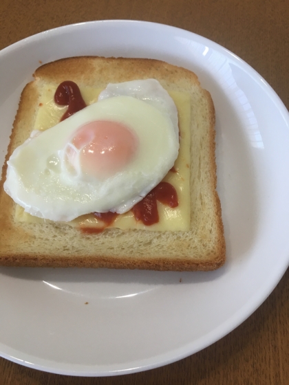 目玉焼きチーズケチャップトースト