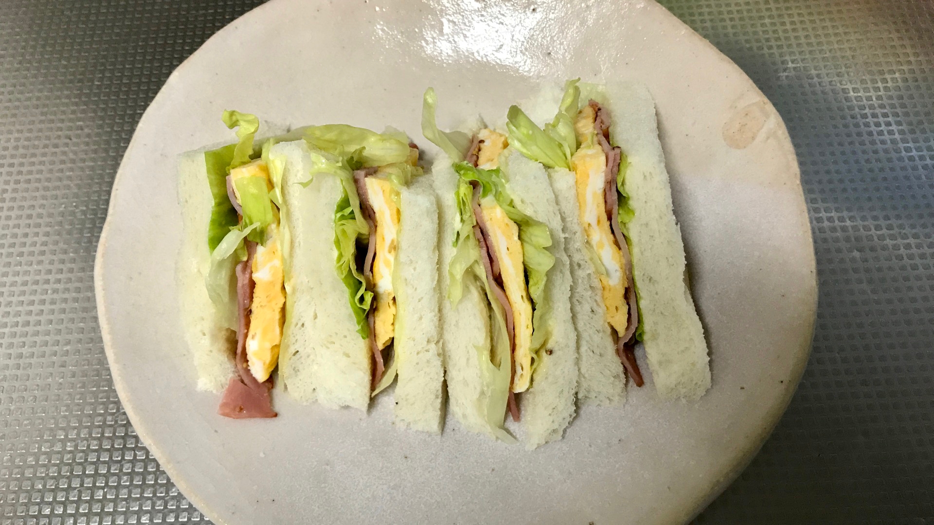 ベーコンと卵焼きのサンドイッチ