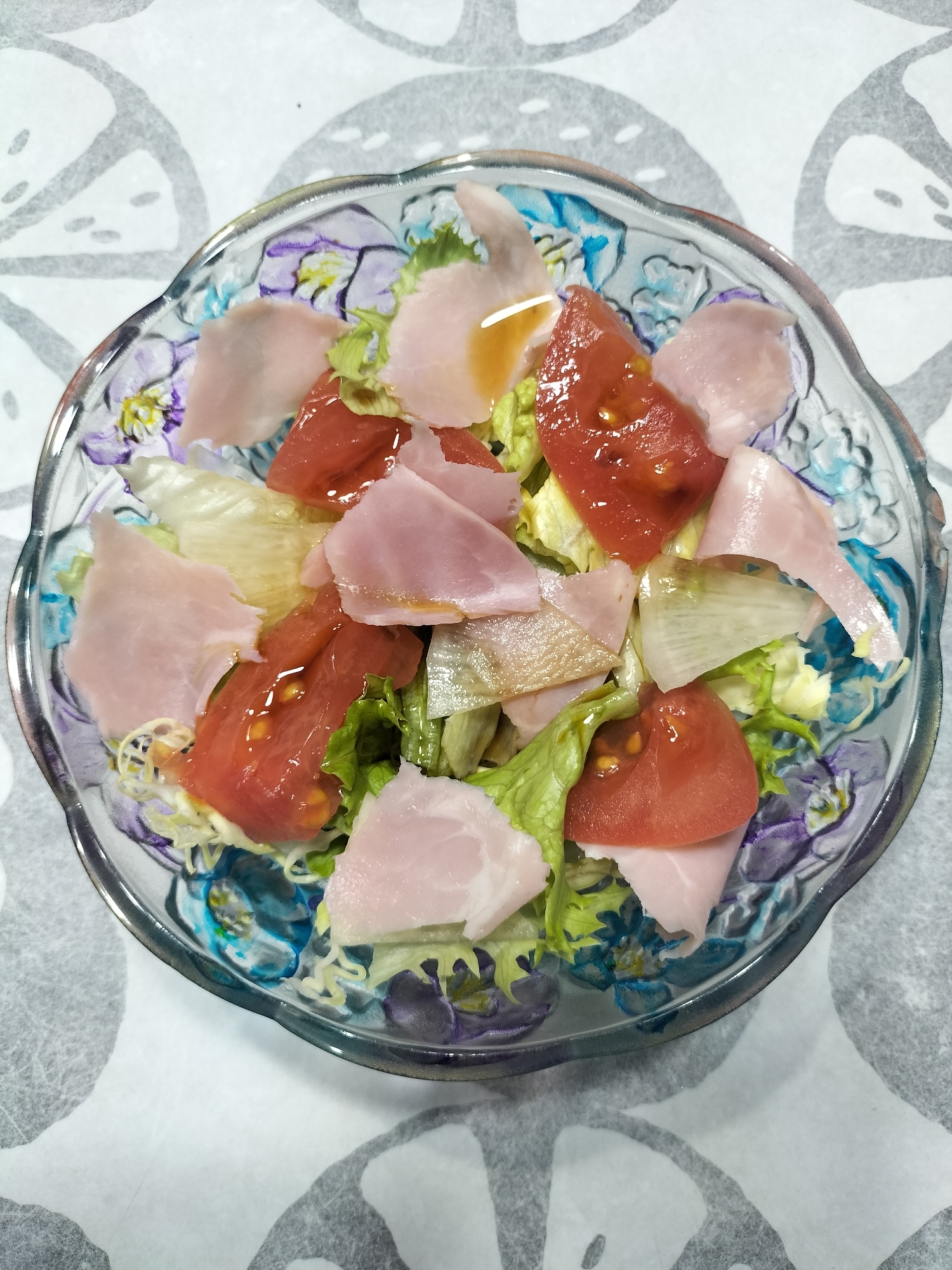 切り落としホワイトももハムと2種レタスのサラダ