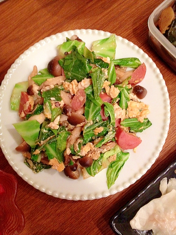 キャベツとシメジとソーセージと卵炒め