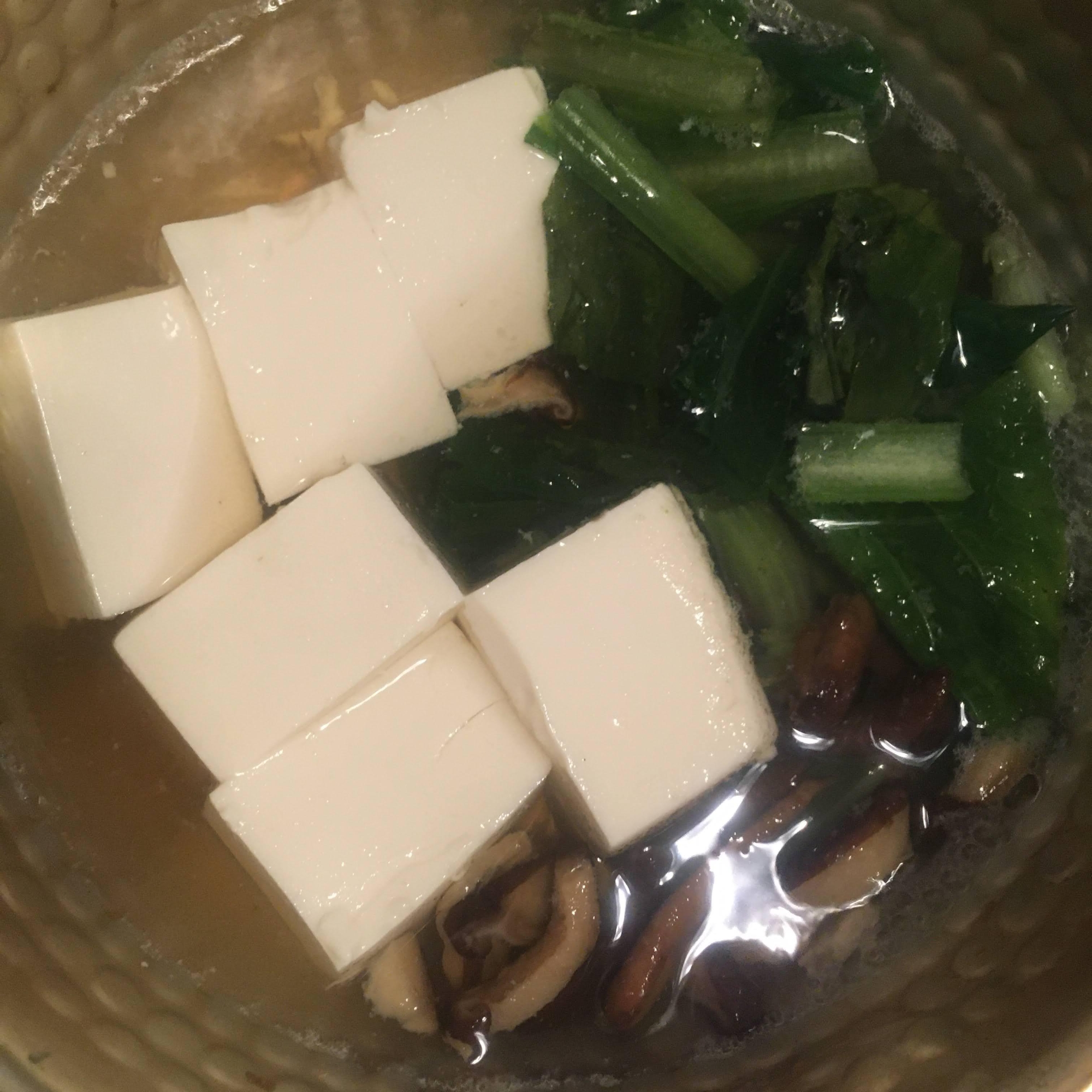 しいたけ、小松菜で湯豆腐