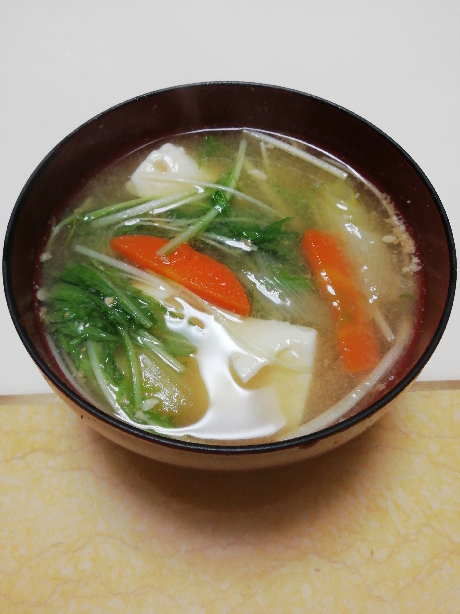 豆腐と人参と水菜の減塩こうじ味噌汁