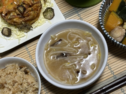 ご飯があったので麺なしでですが、すっぱっ辛っ！を体験したく、適度にとろみがついたスープにもやしで具だくさん。おかず少なでも満足食卓できましたドウモゴチソ様！