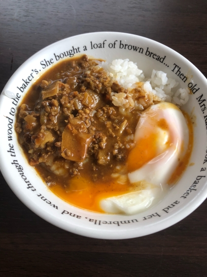 とろ～り、まったり絡めて。温玉カレー