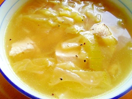 鶏胸肉ときゃべつと玉ねぎのコンソメスープ