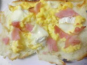 朝食に♪　カマンベールチーズ＆卵パン