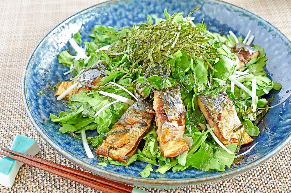 骨まで食べられる燻製さばで作る！春菊のサラダ