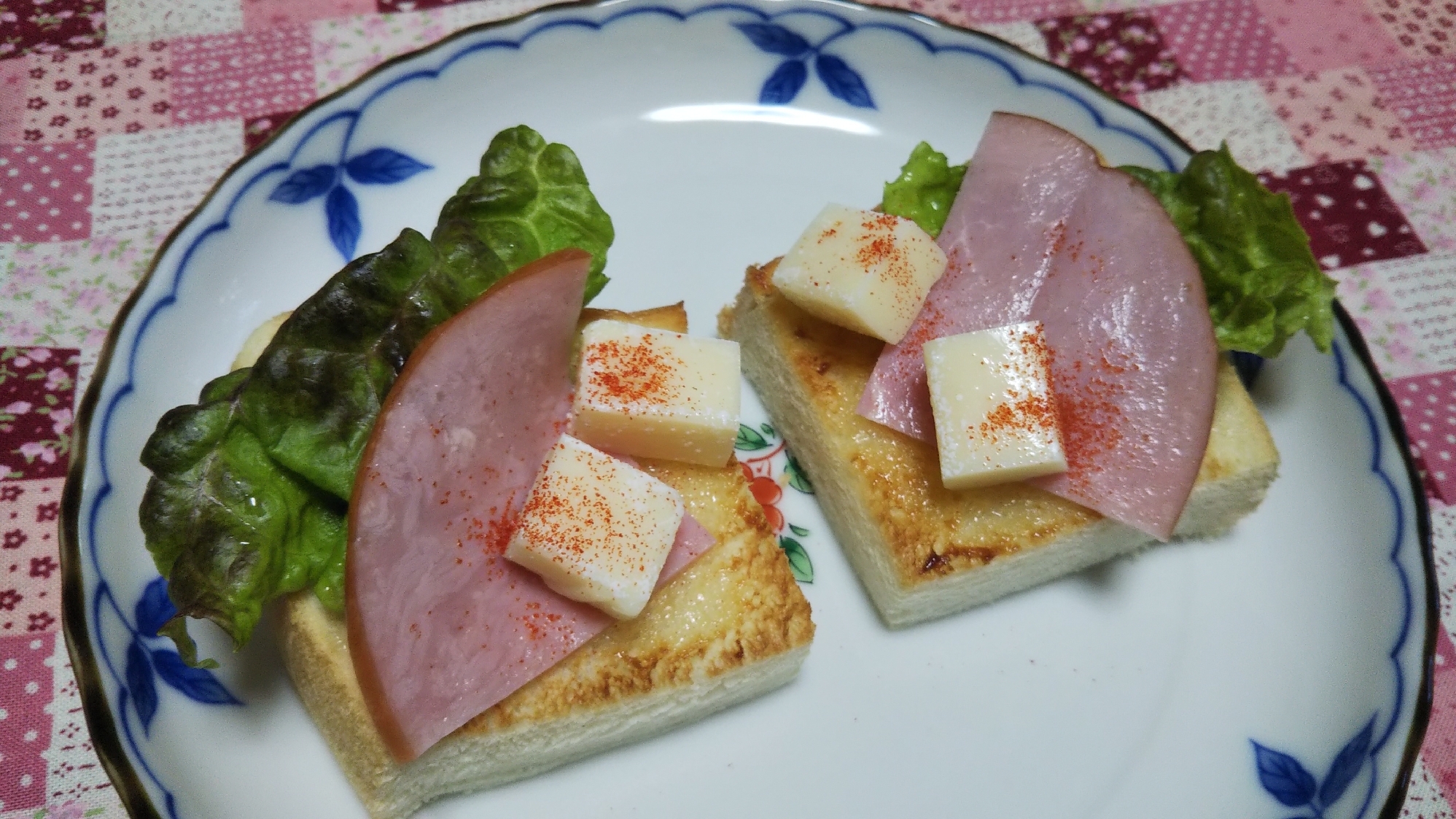 レタスとハムとチーズの一口トースト☆