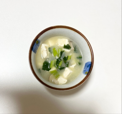 大根の葉と油揚げと豆腐の味噌汁