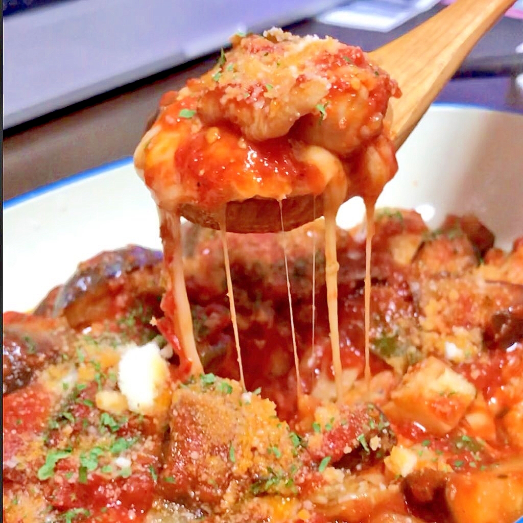 夏野菜と鶏手羽トロのトマト煮、とろけるチーズ隠し!