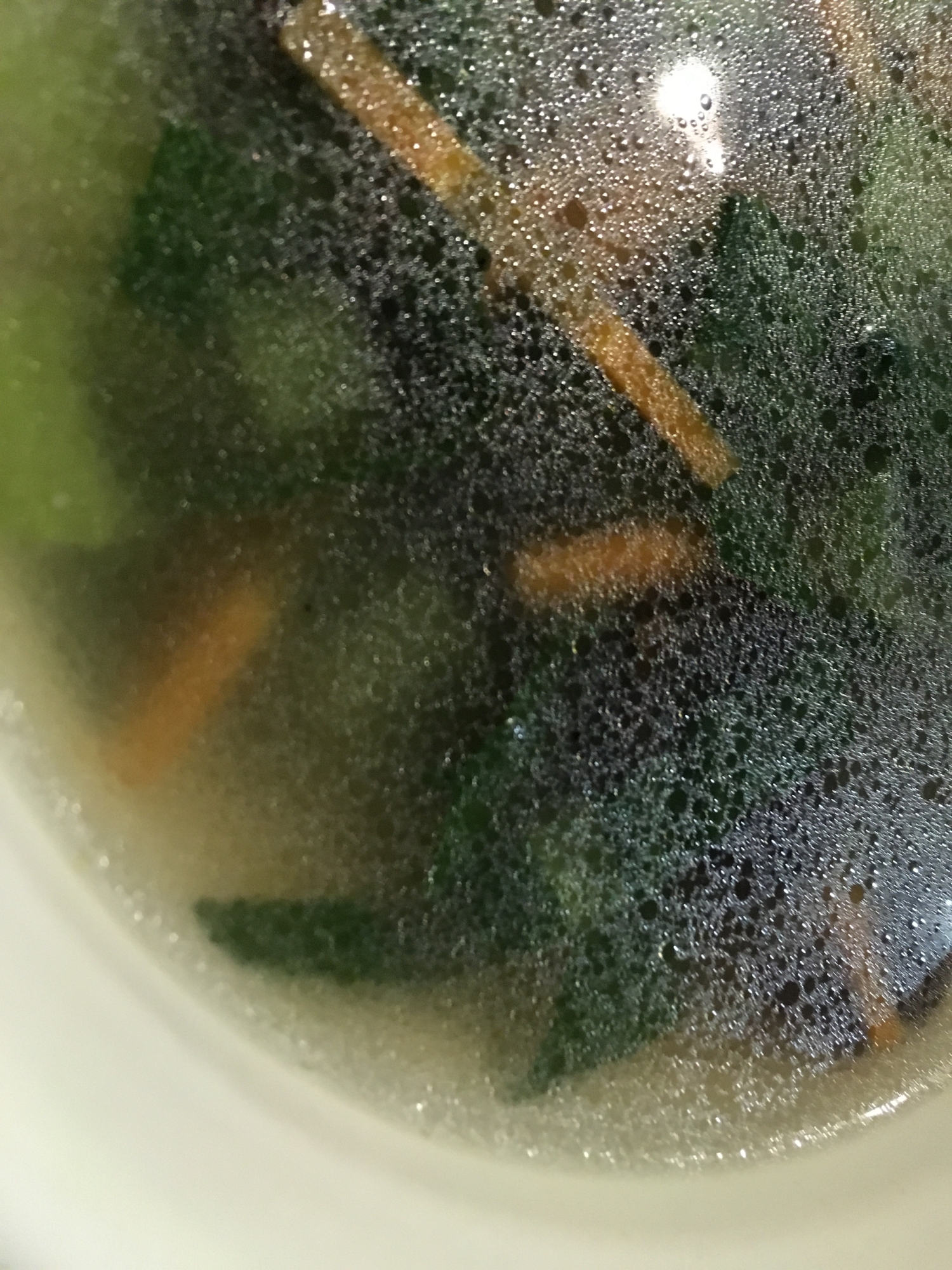 青梗菜とわかめと人参の春雨スープ