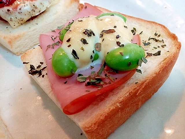 タルタル＆バジルで　ロースハムと枝豆のミニトースト