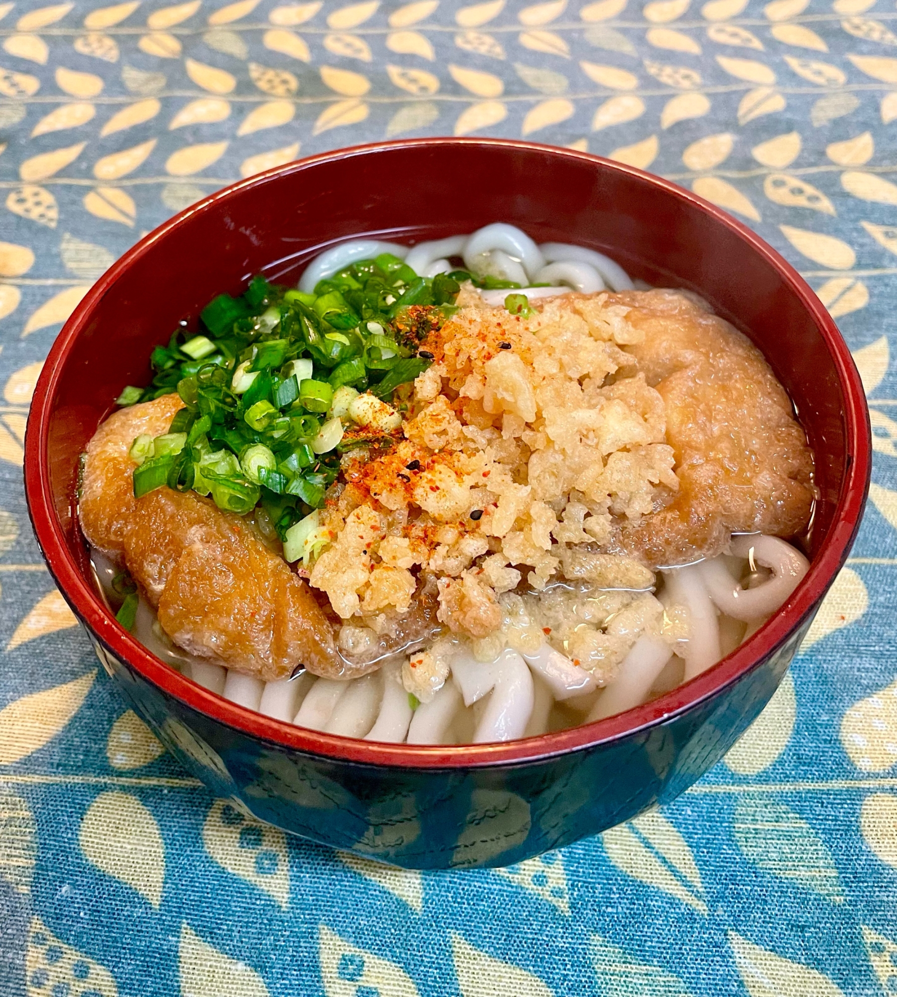 キツネとタヌキがコラボした欲張りな♡むじなうどん