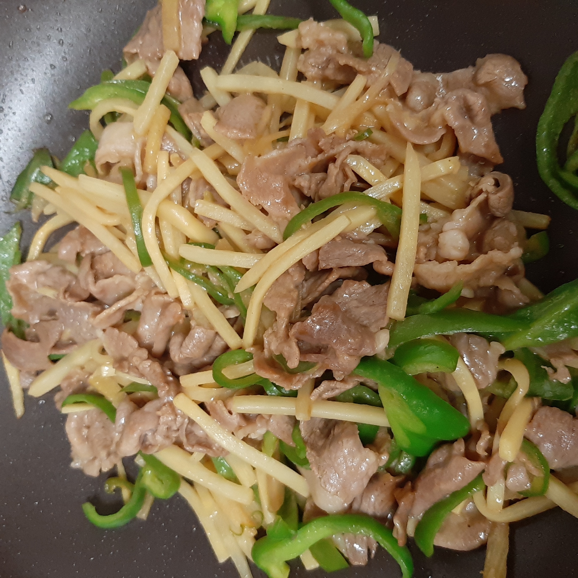 お肉がやわらかい！青椒肉絲