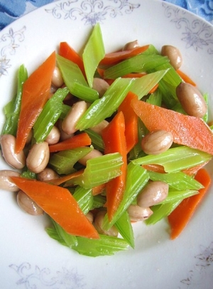 セロリと茹で落花生の和え物(芹菜拌花生米)