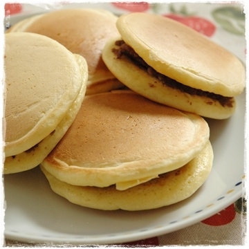 おやつにどら焼きが食べれるなんて幸せ～♡
フライパンで！焼き色が薄いですが…
自家製ホットケーキミックスで簡単に出来ました♪