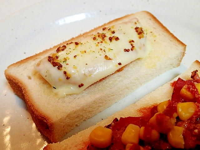 おやつコロッケとチーズのマスタードマジソルトースト