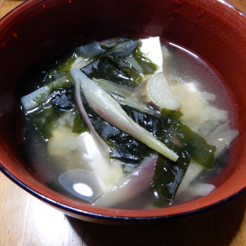 茗荷と豆腐とワカメのお味噌汁