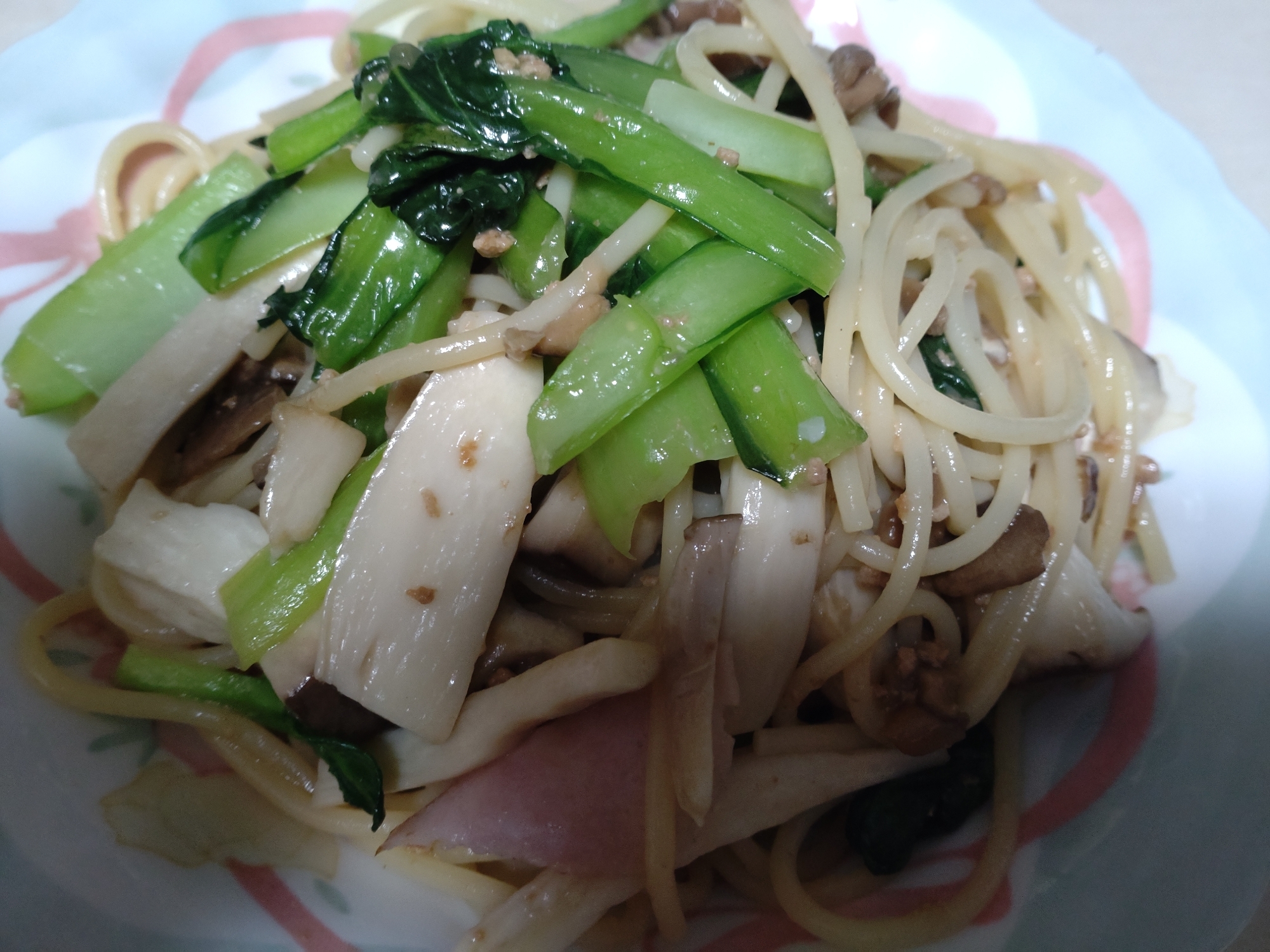 小松菜とエリンギとベーコンのパスタ