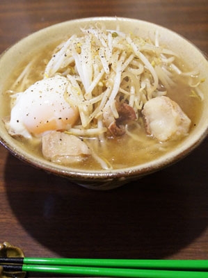 男性必見！山盛もやしと温玉のもつラーメン