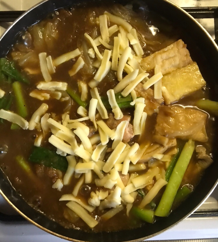 鳥もも肉と厚揚げのカレーチーズ鍋