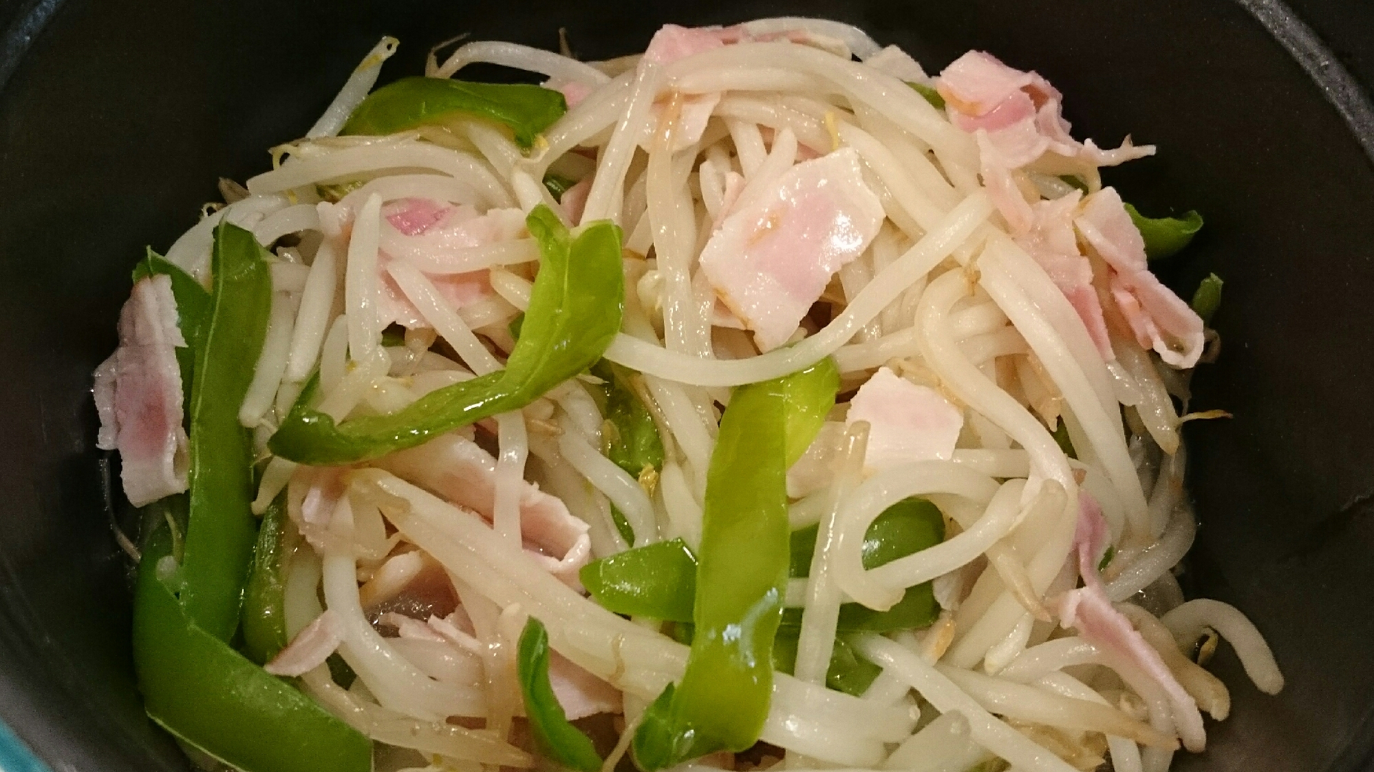 ストウブDe〜もやしとピーマンの中華風蒸し煮