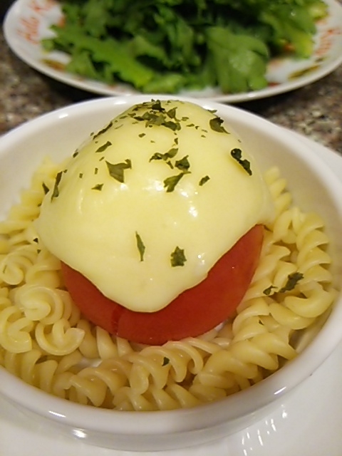トマト丸ごとチーズ焼きパスタ