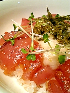 のりとかいわれ大根をのせたコシナガマグロの山かけどんぶり