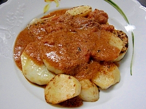 白いお皿に盛り付けられた山芋ステーキの明太子ソースがけ