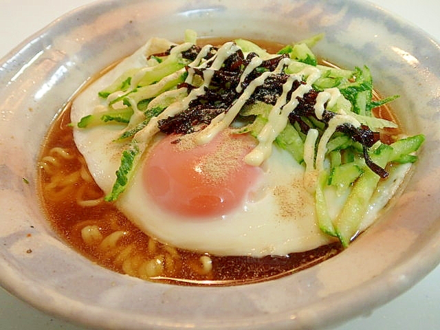 目玉焼きと胡瓜と昆布佃煮の味噌ラーメン