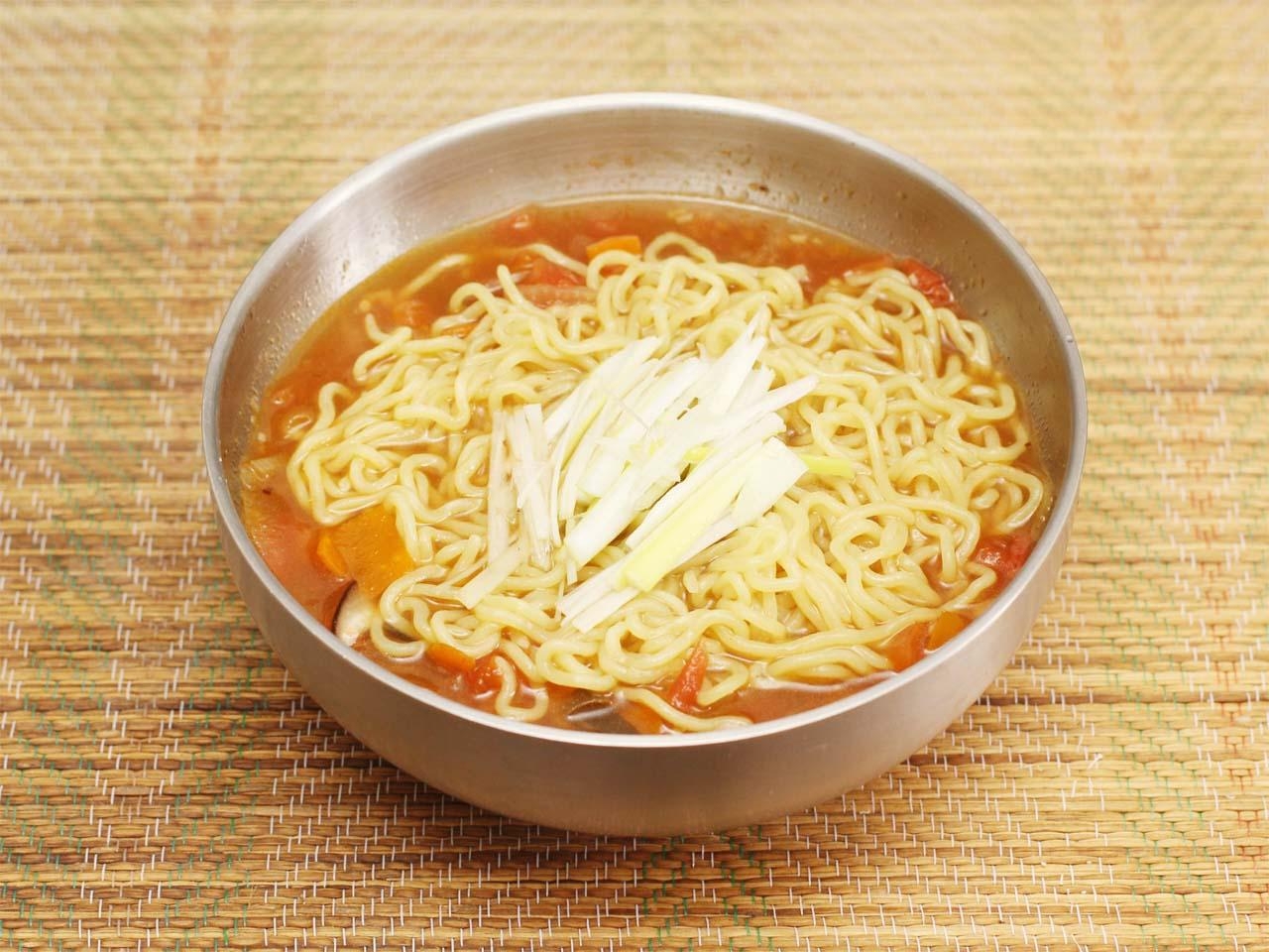 【ヴィーガン食】新感覚「ヴィーガントマトラーメン」