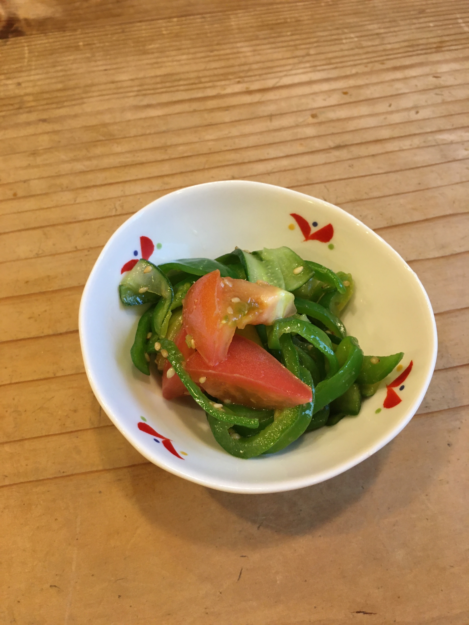 夏野菜で一品！トマトとピーマンの中華風サラダ