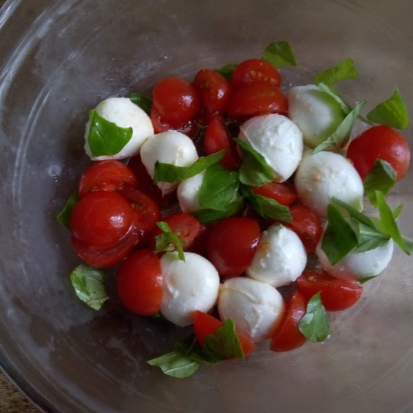 ミニトマトとバジルとモッツァレラチーズのカプレーゼ レシピ 作り方 By Petitpoussin 楽天レシピ ミニトマトとバジルとモッツァレラチーズのカプレーゼ レシピ 作り方 By Petitpoussin 楽天レシピ