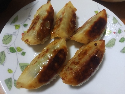 冷凍餃子は蒸し焼きにしてたので、揚げるのは初めてでした。少ない油で簡単に揚げれて、味も美味しかったです！