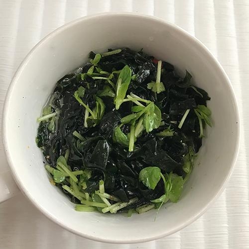 豆苗とわかめのサラダ