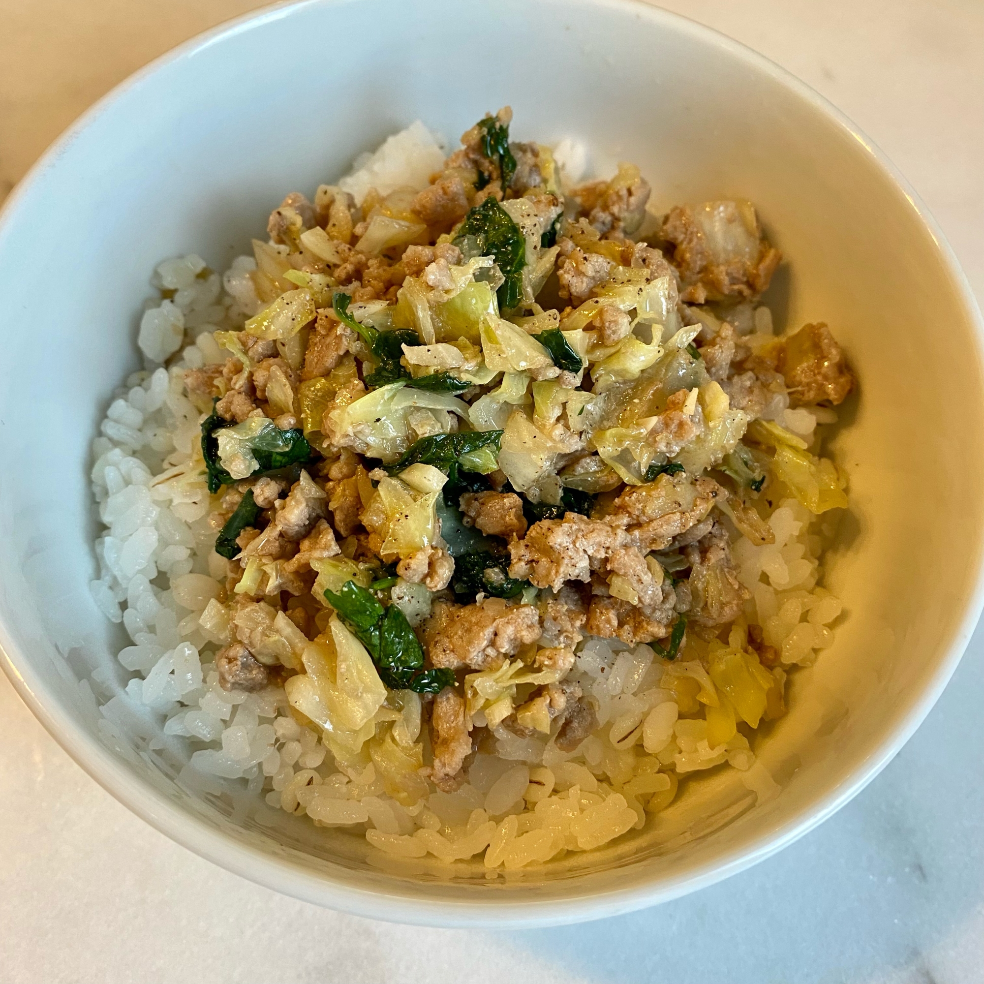 主夫がつくる豚ひき肉とキャベツのアジアン丼