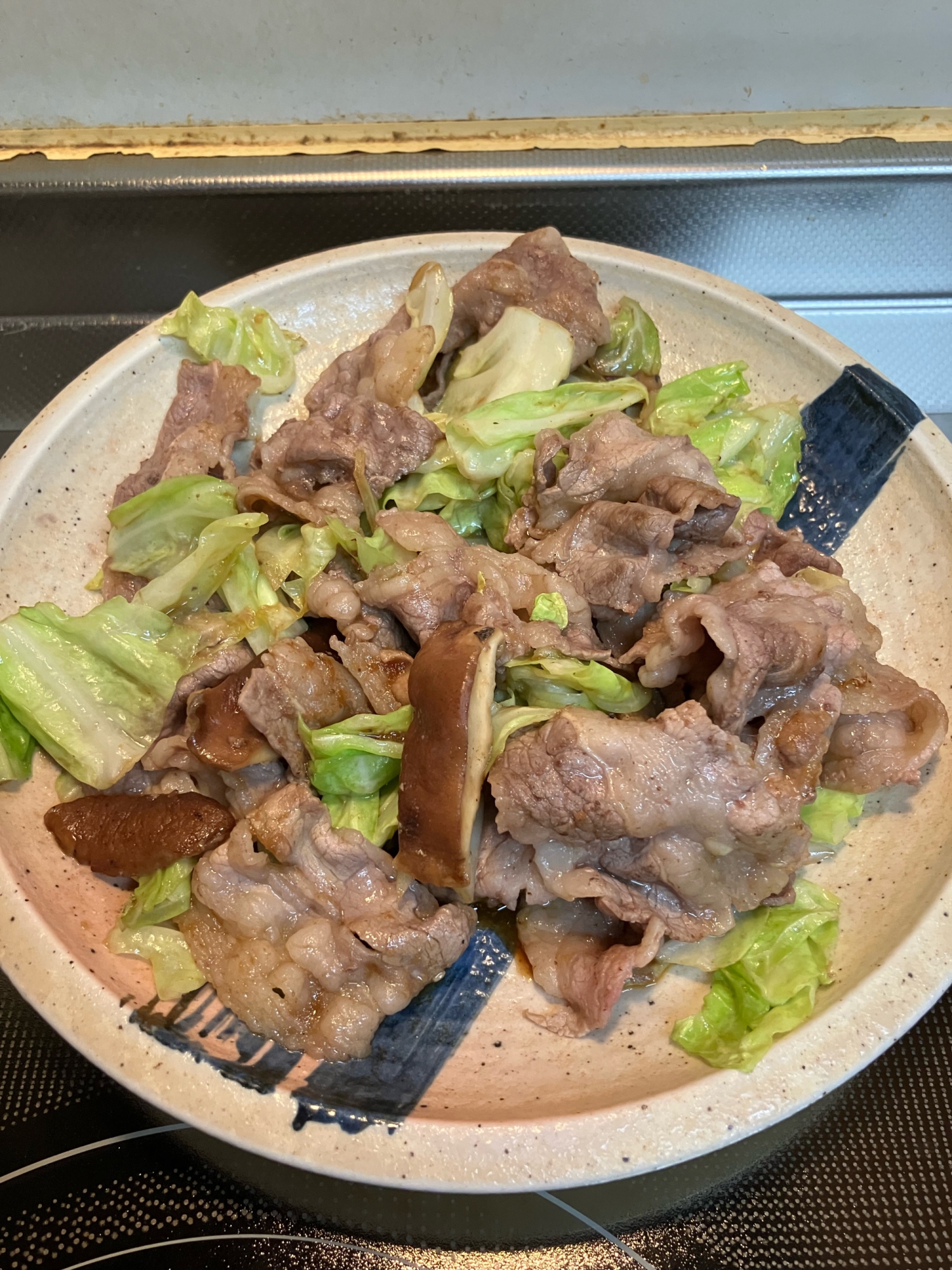 牛バラ肉とキャベツと椎茸のガーリック炒め^_^