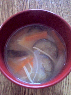 野菜たっぷり♪なす＆にんじんのみそ汁