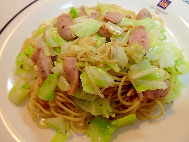 大蒜香る　ハーブウインナーとキャベツの焼きそば♪