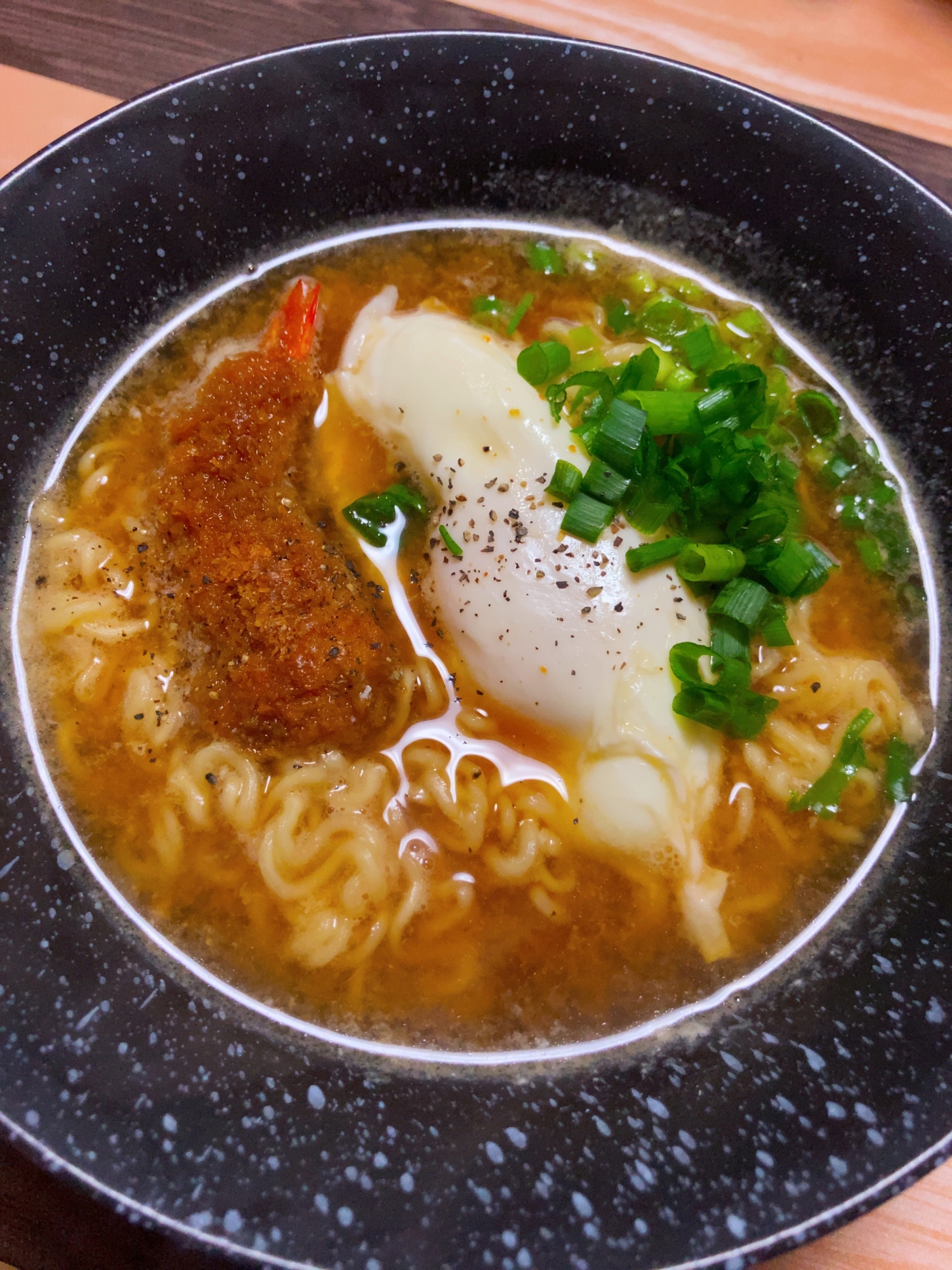 海老フライと半熟卵のラーメン