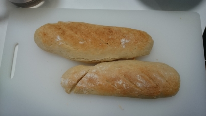 思っていたより簡単に出来ました
普通のフランスパンよりもっちりした食感に仕上がります
冷めても固くならず美味しくいただけます