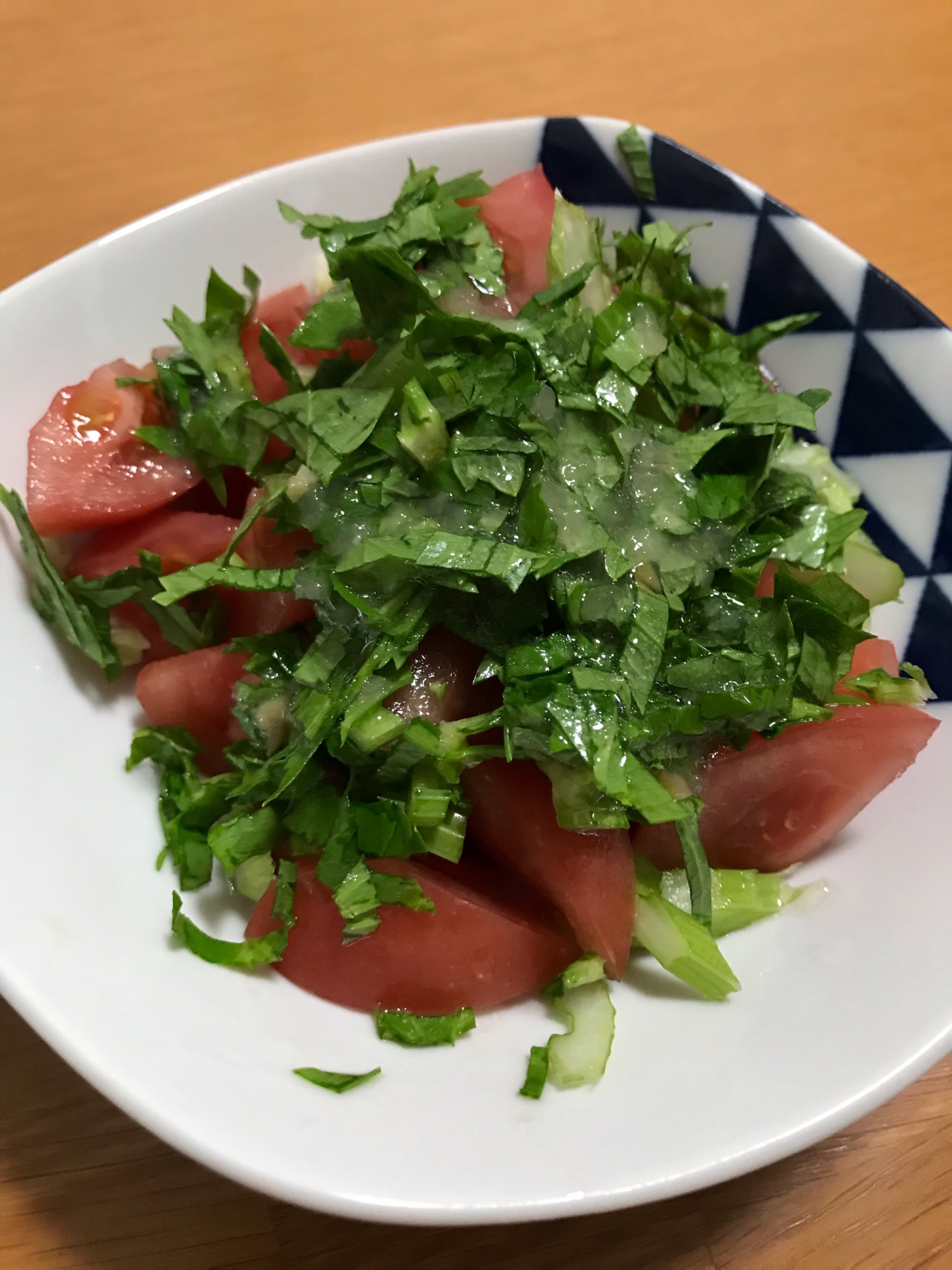 トマトとセロリの葉の玉ねぎドレッシングサラダ